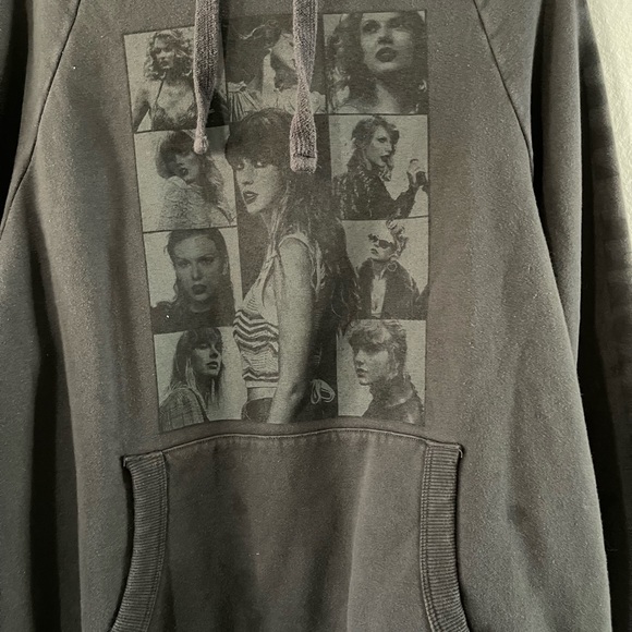 💫SOLD💫🖤Eras Tour Black Hoodie🖤 - Picture 3 of 4